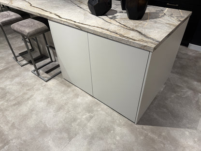 02568 - Los eiland met marmer blad