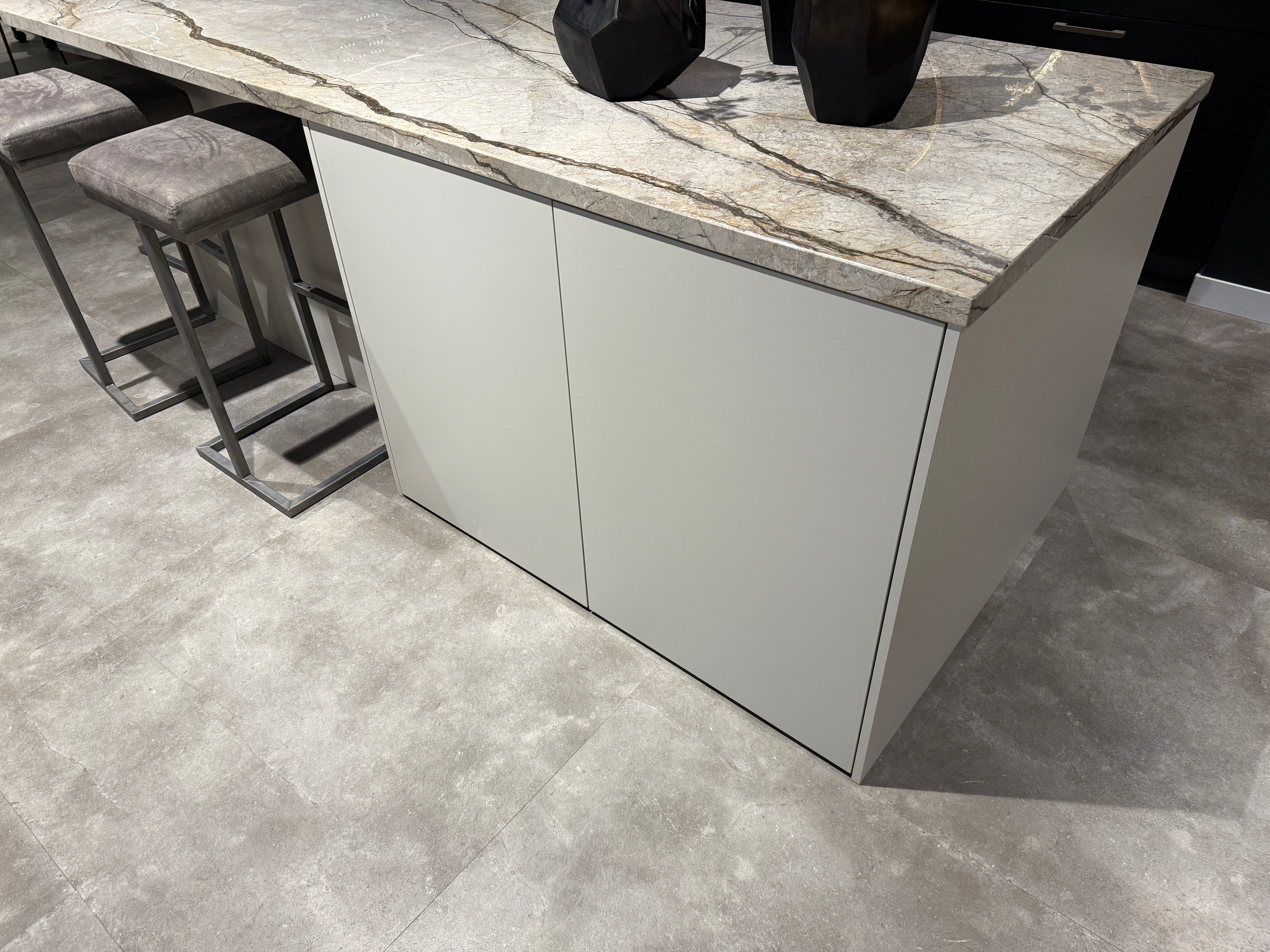 02568 - Los eiland met marmer blad