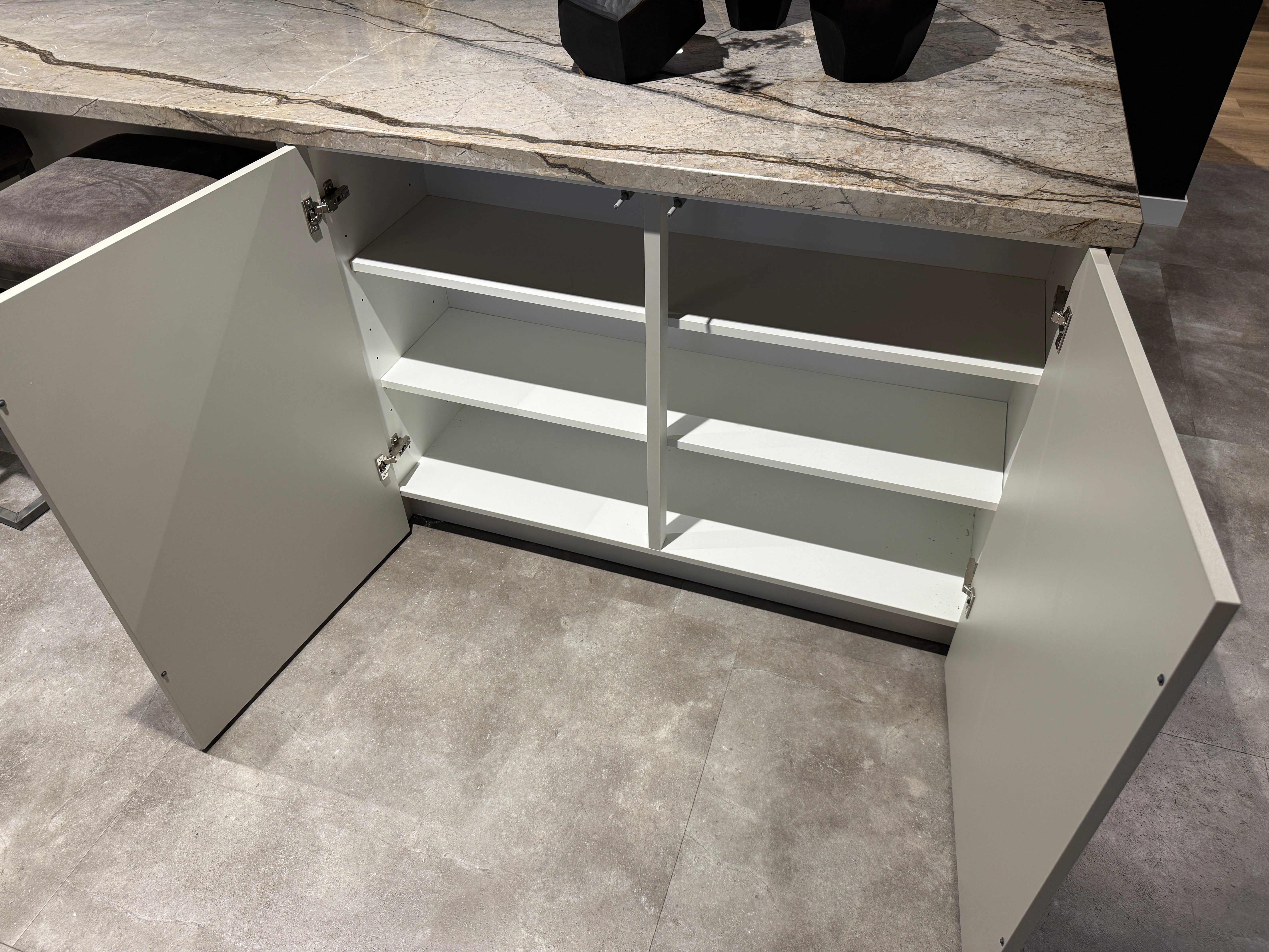 02568 - Los eiland met marmer blad