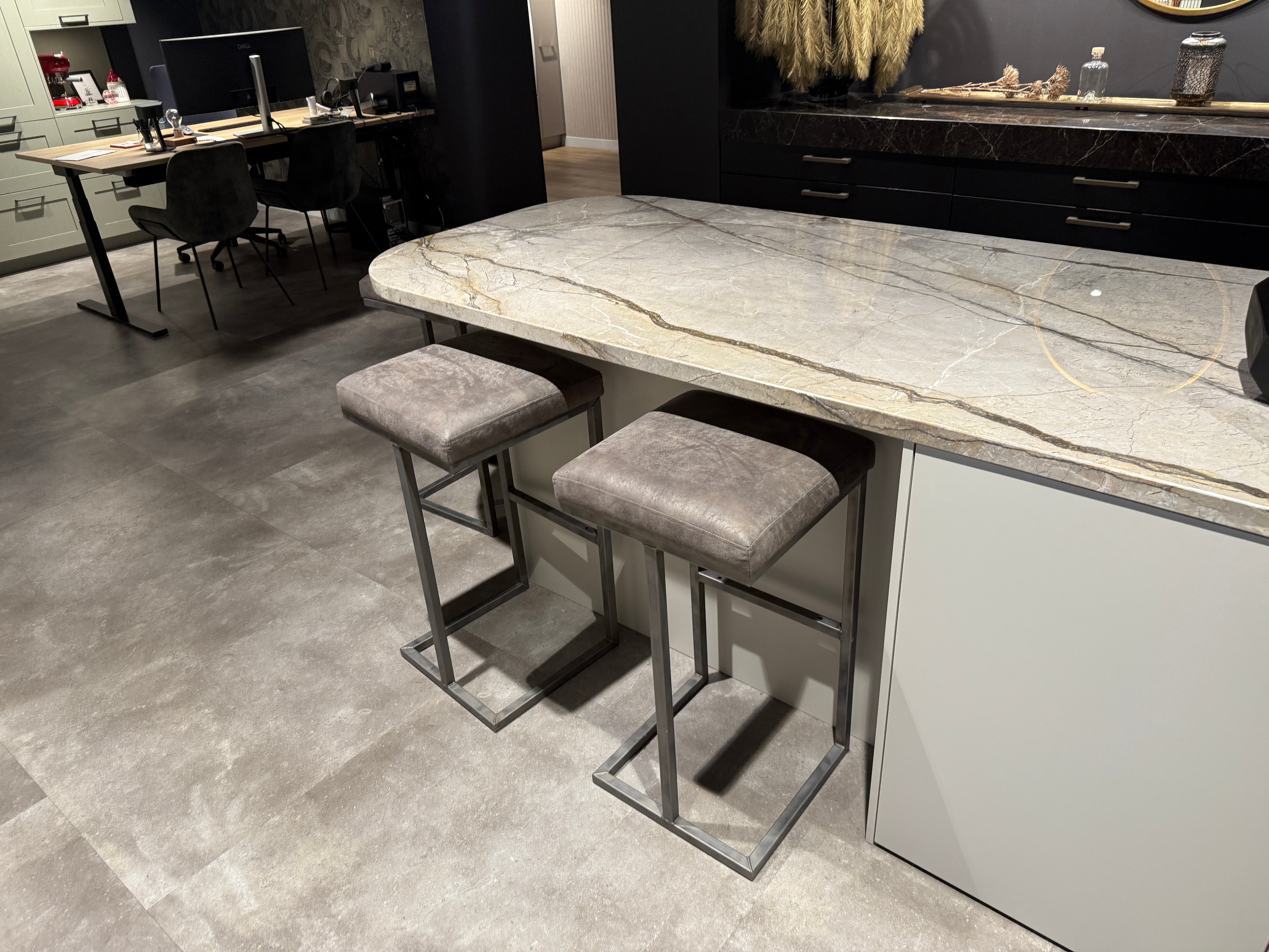 02568 - Los eiland met marmer blad