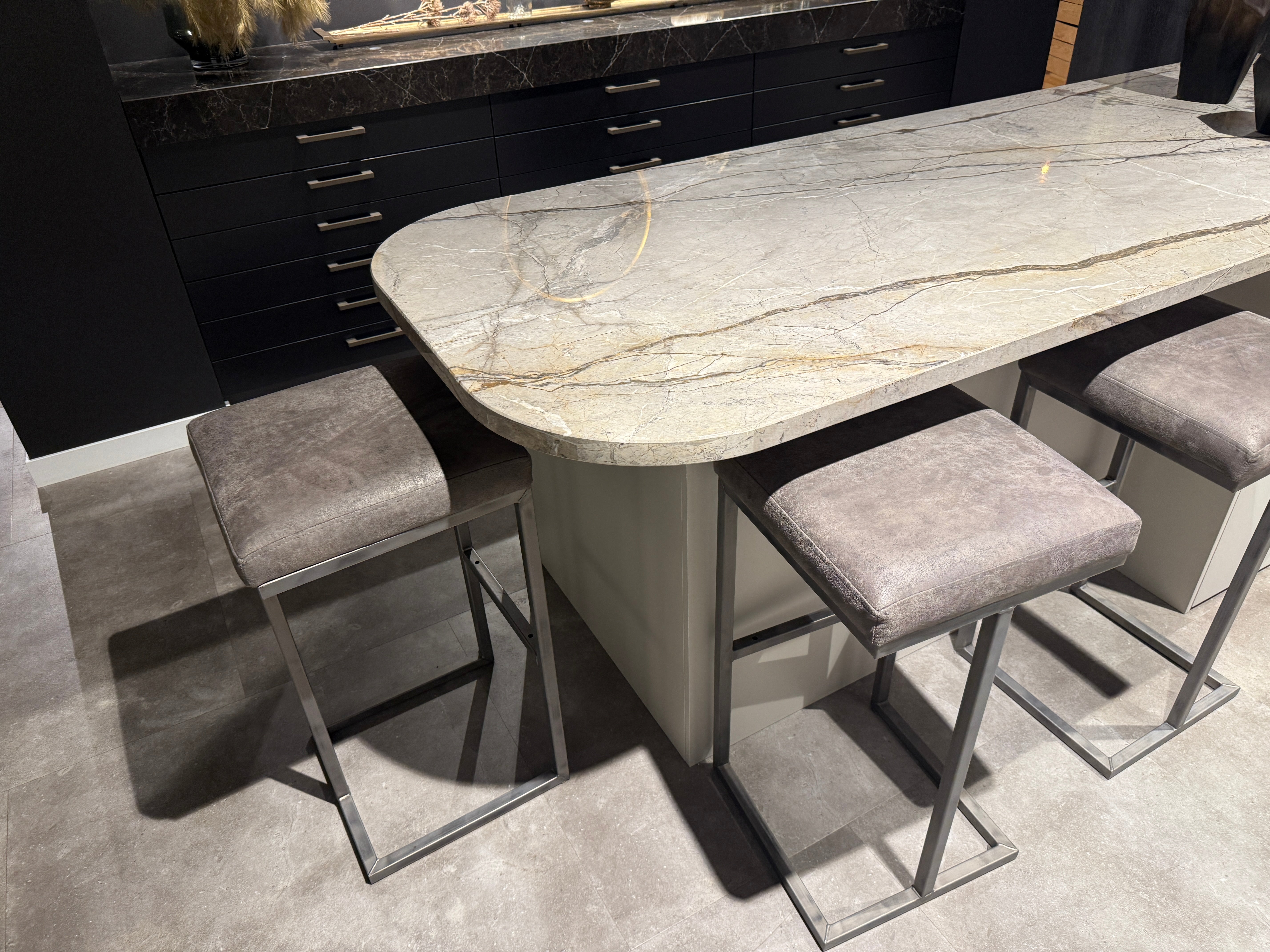 02568 - Los eiland met marmer blad