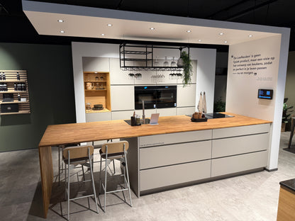 02762 - Mano beige moderne keuken met tafel