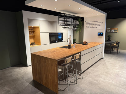 02762 - Mano beige moderne keuken met tafel