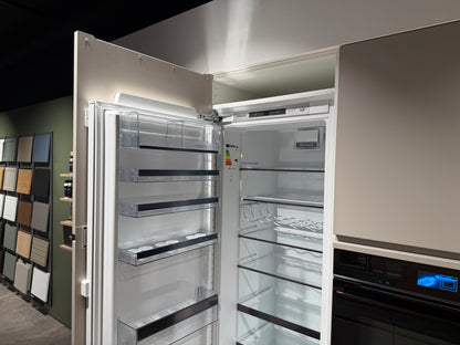 02762 - Mano beige moderne keuken met tafel