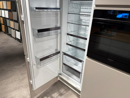 02762 - Mano beige moderne keuken met tafel