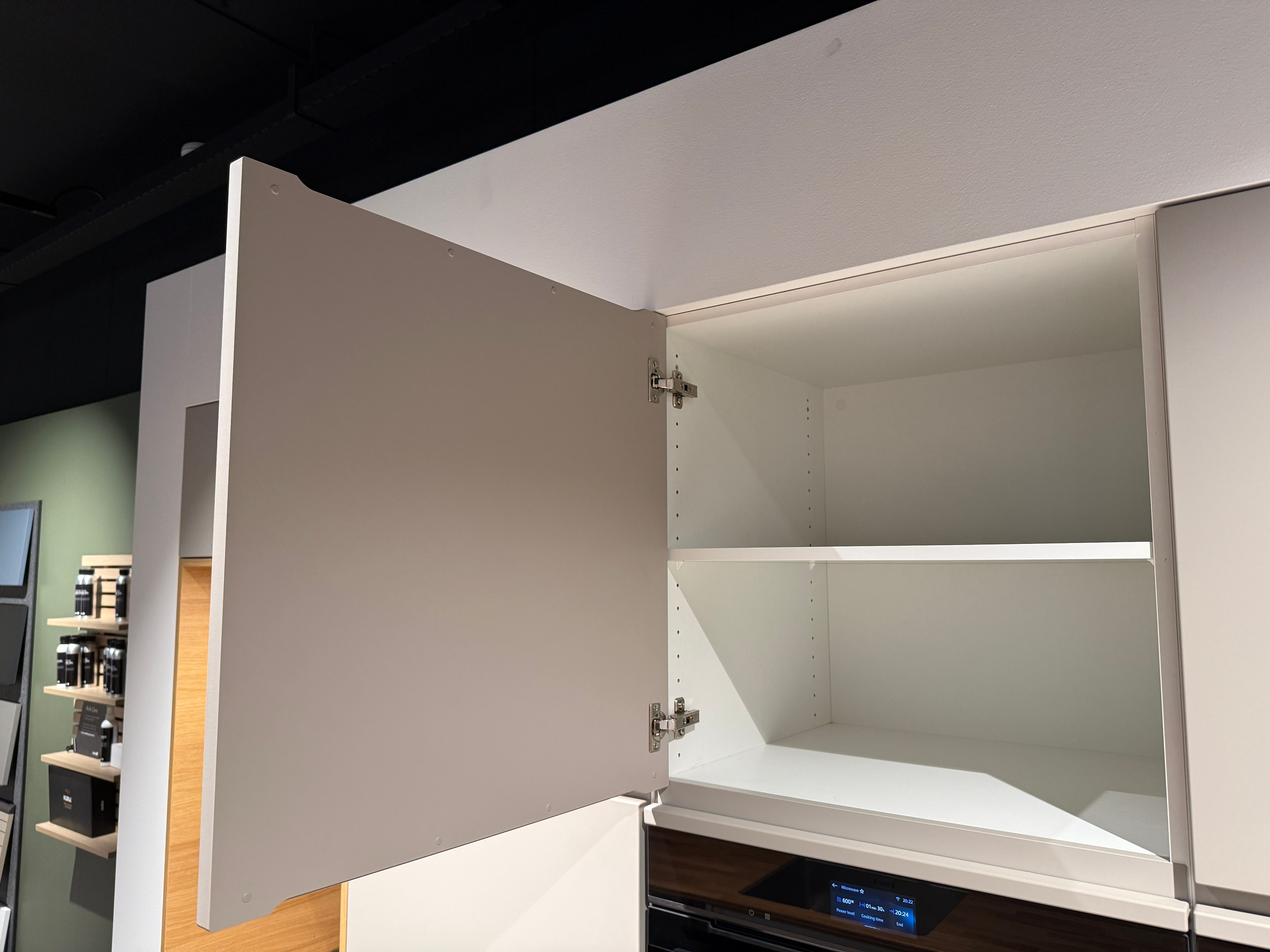 02762 - Mano beige moderne keuken met tafel