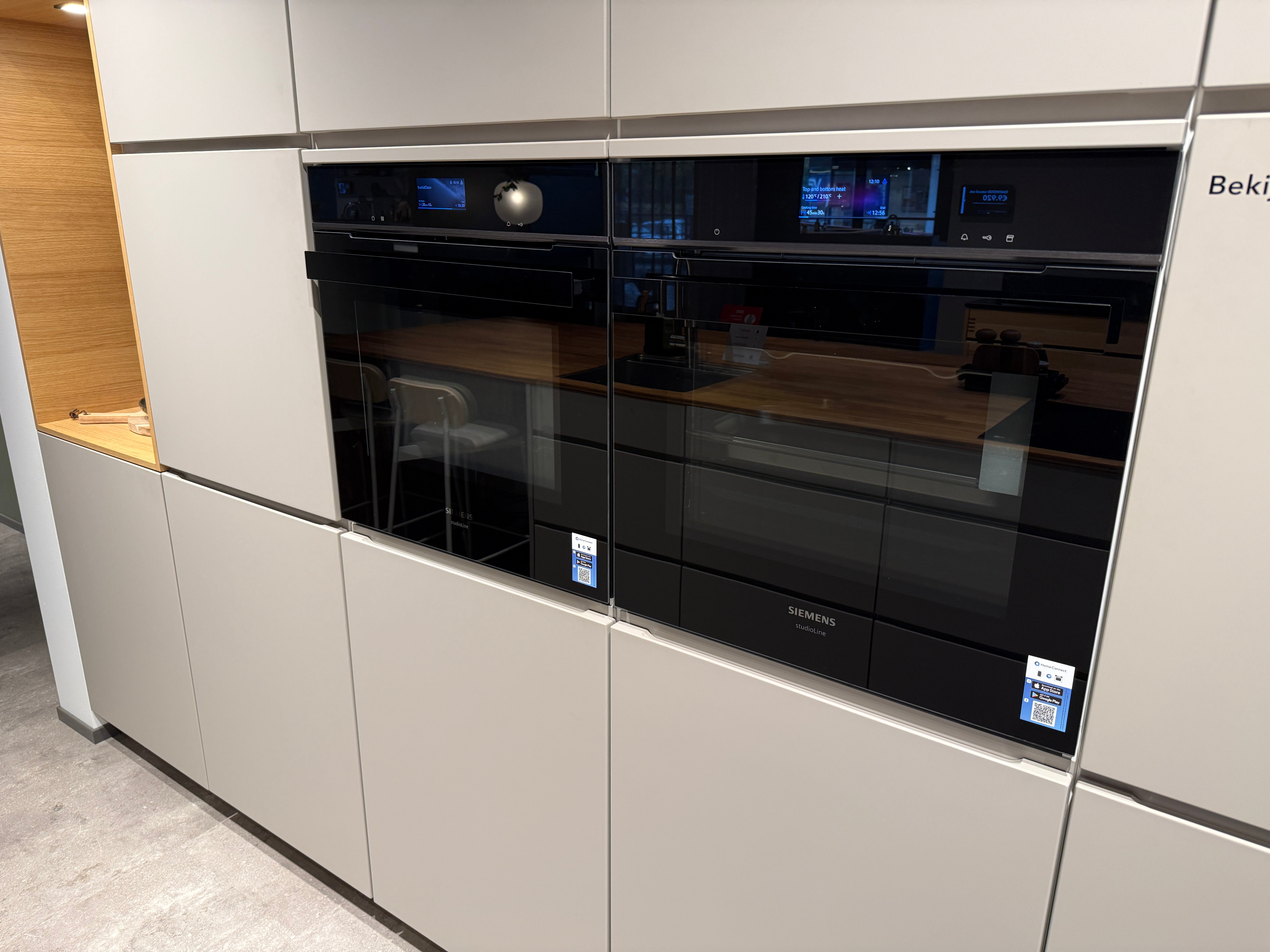 02762 - Mano beige moderne keuken met tafel