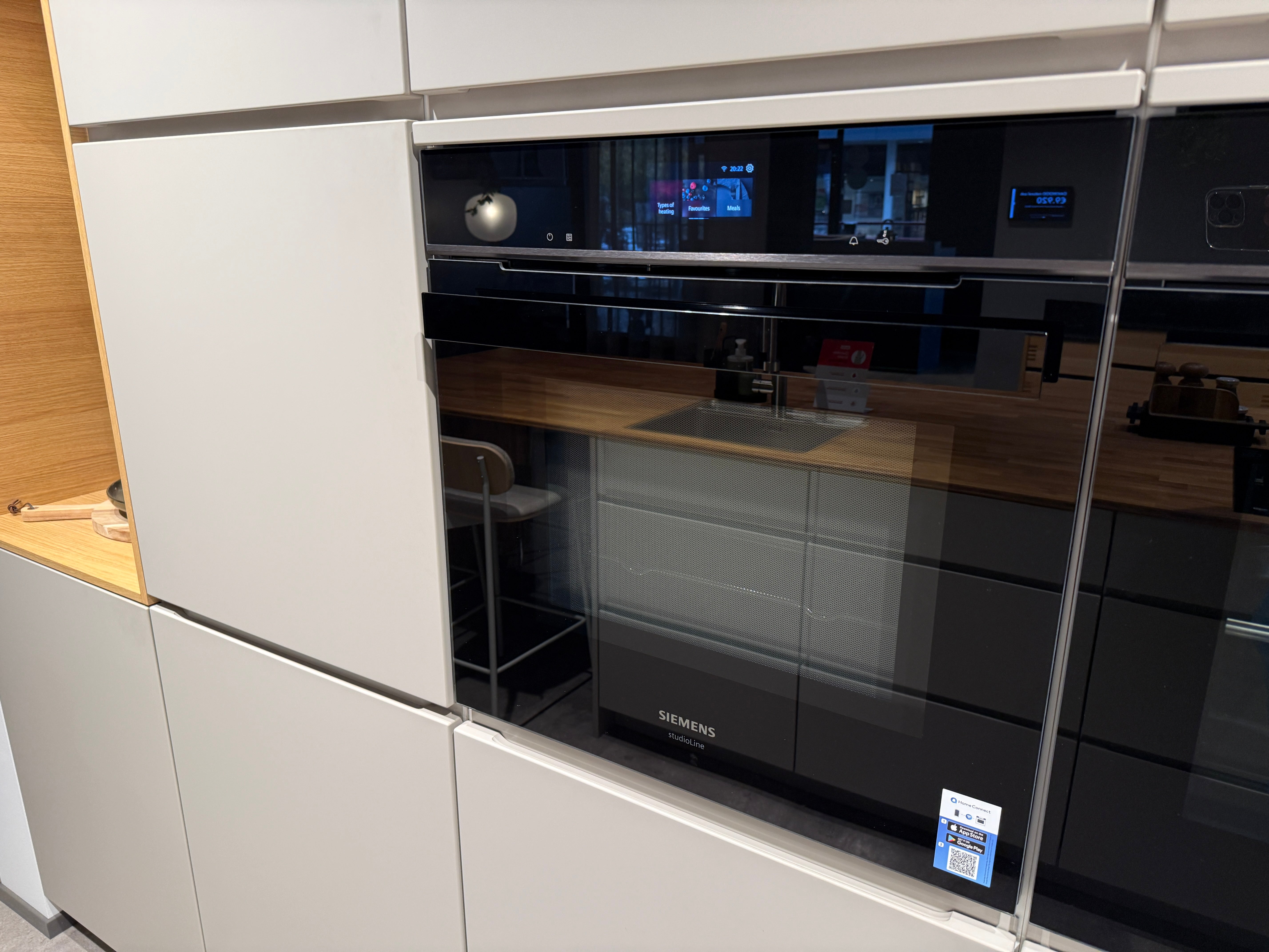 02762 - Mano beige moderne keuken met tafel