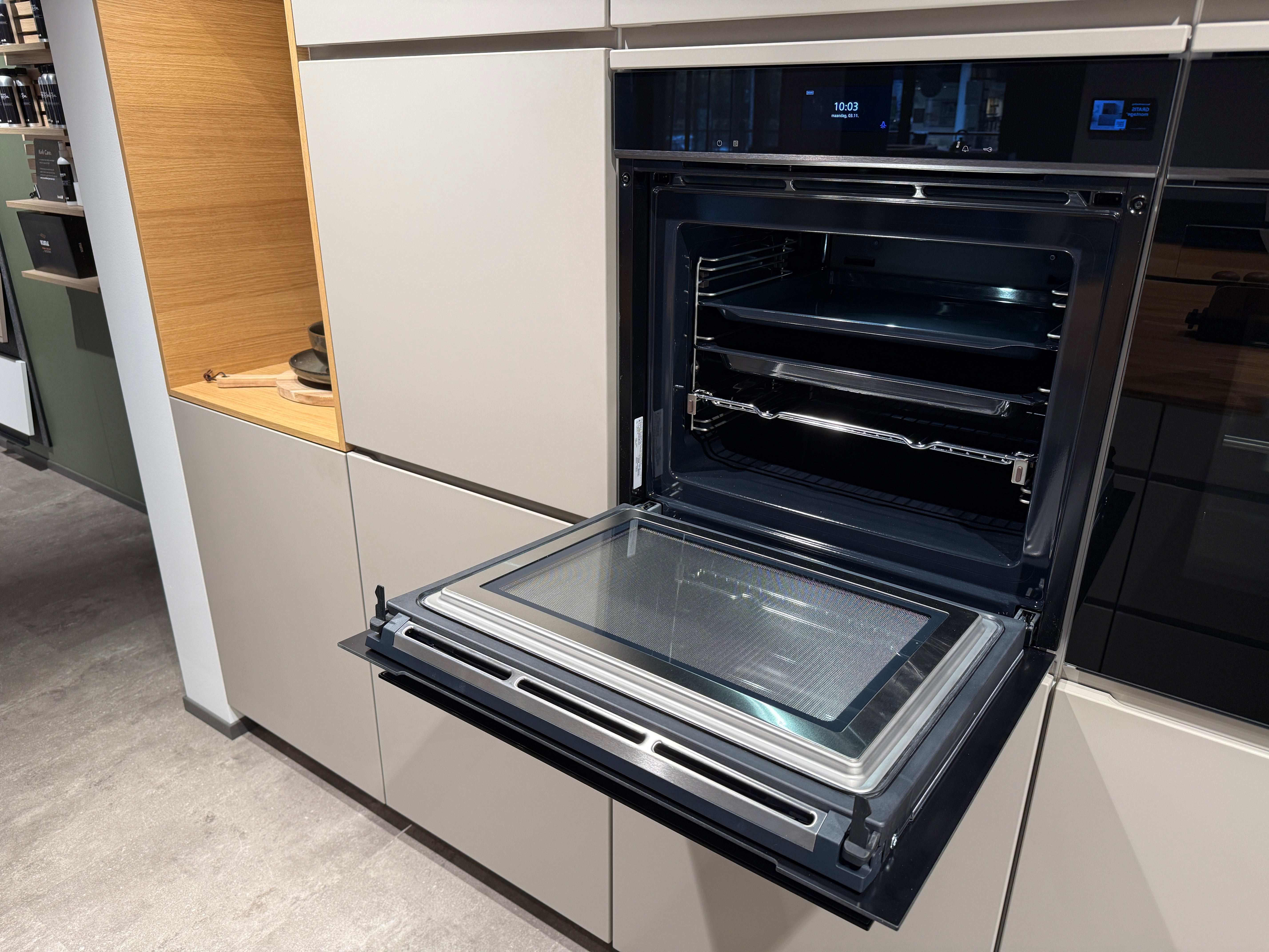 02762 - Mano beige moderne keuken met tafel