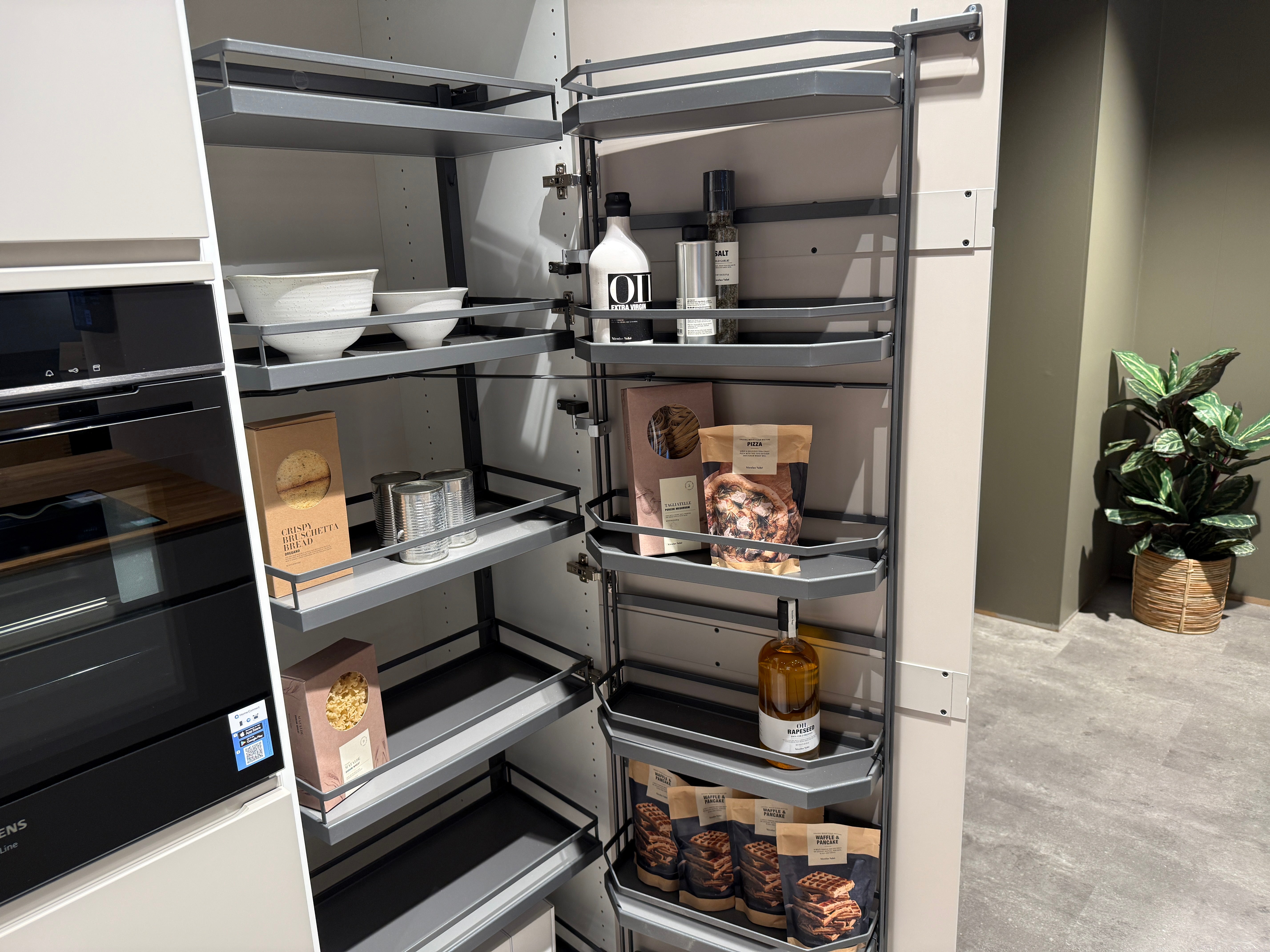 02762 - Mano beige moderne keuken met tafel