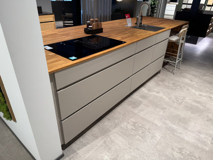 02762 - Mano beige moderne keuken met tafel