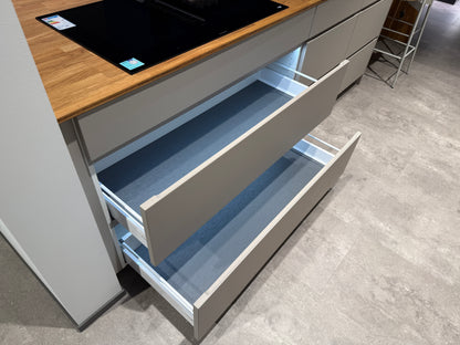 02762 - Mano beige moderne keuken met tafel