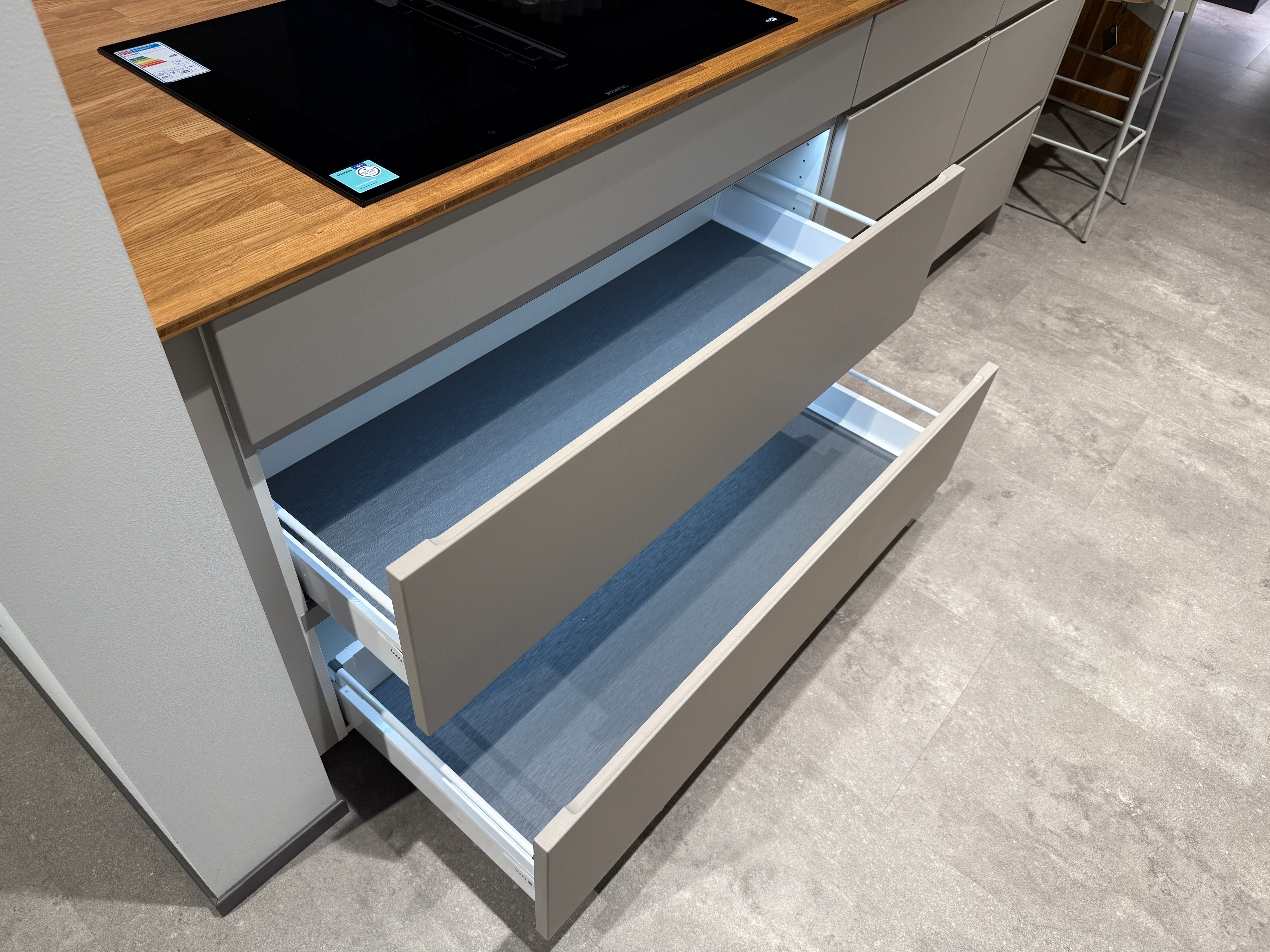 02762 - Mano beige moderne keuken met tafel