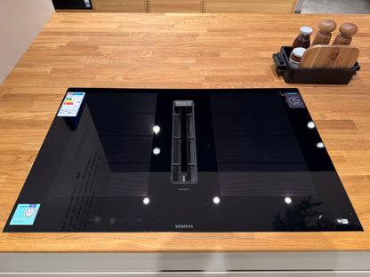 02762 - Mano beige moderne keuken met tafel