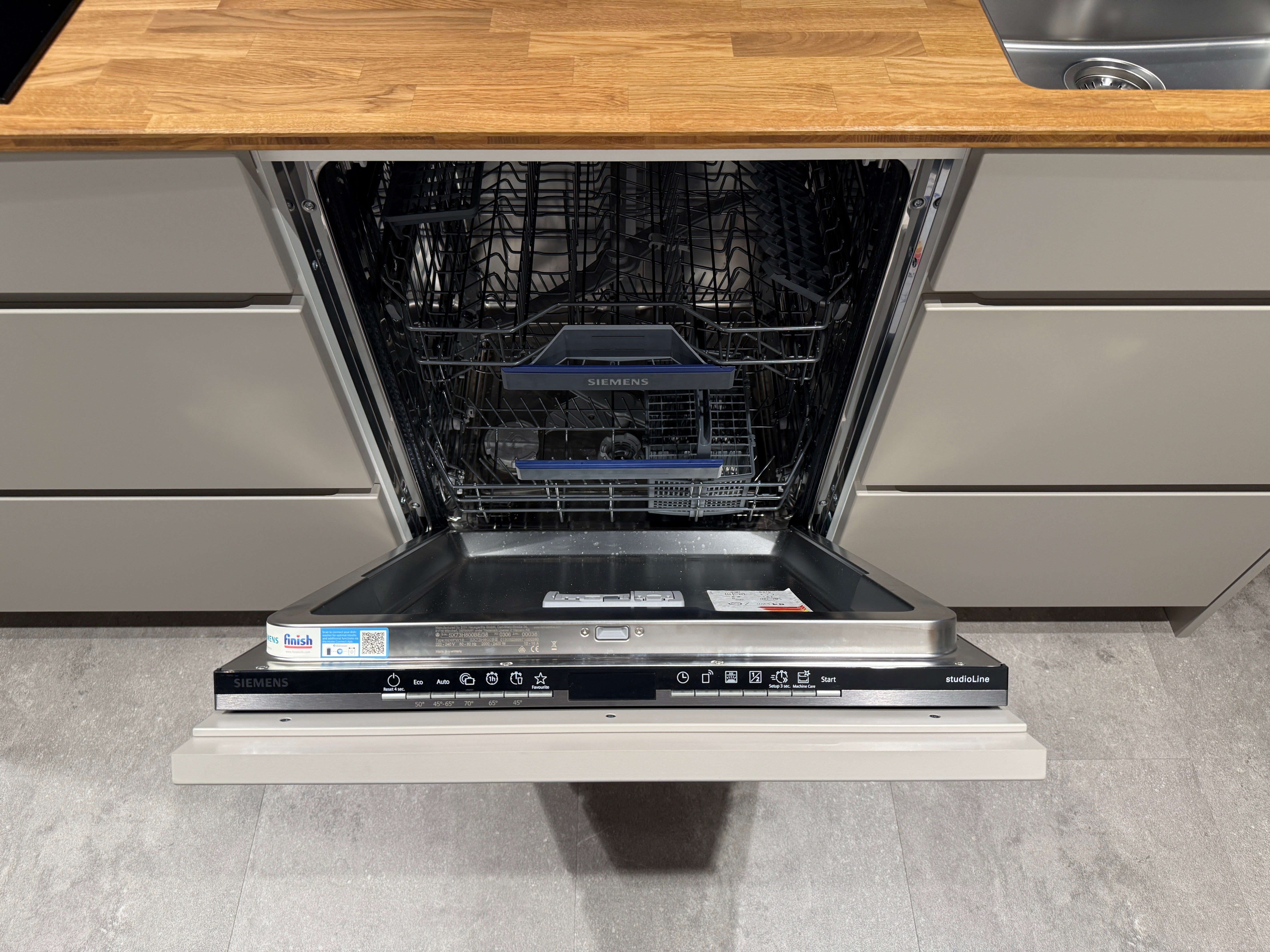 02762 - Mano beige moderne keuken met tafel