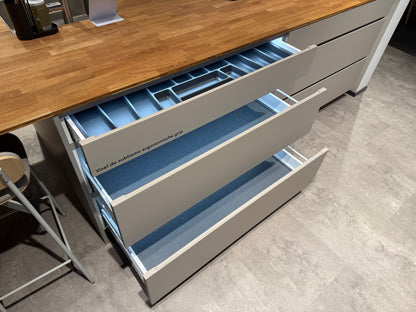 02762 - Mano beige moderne keuken met tafel