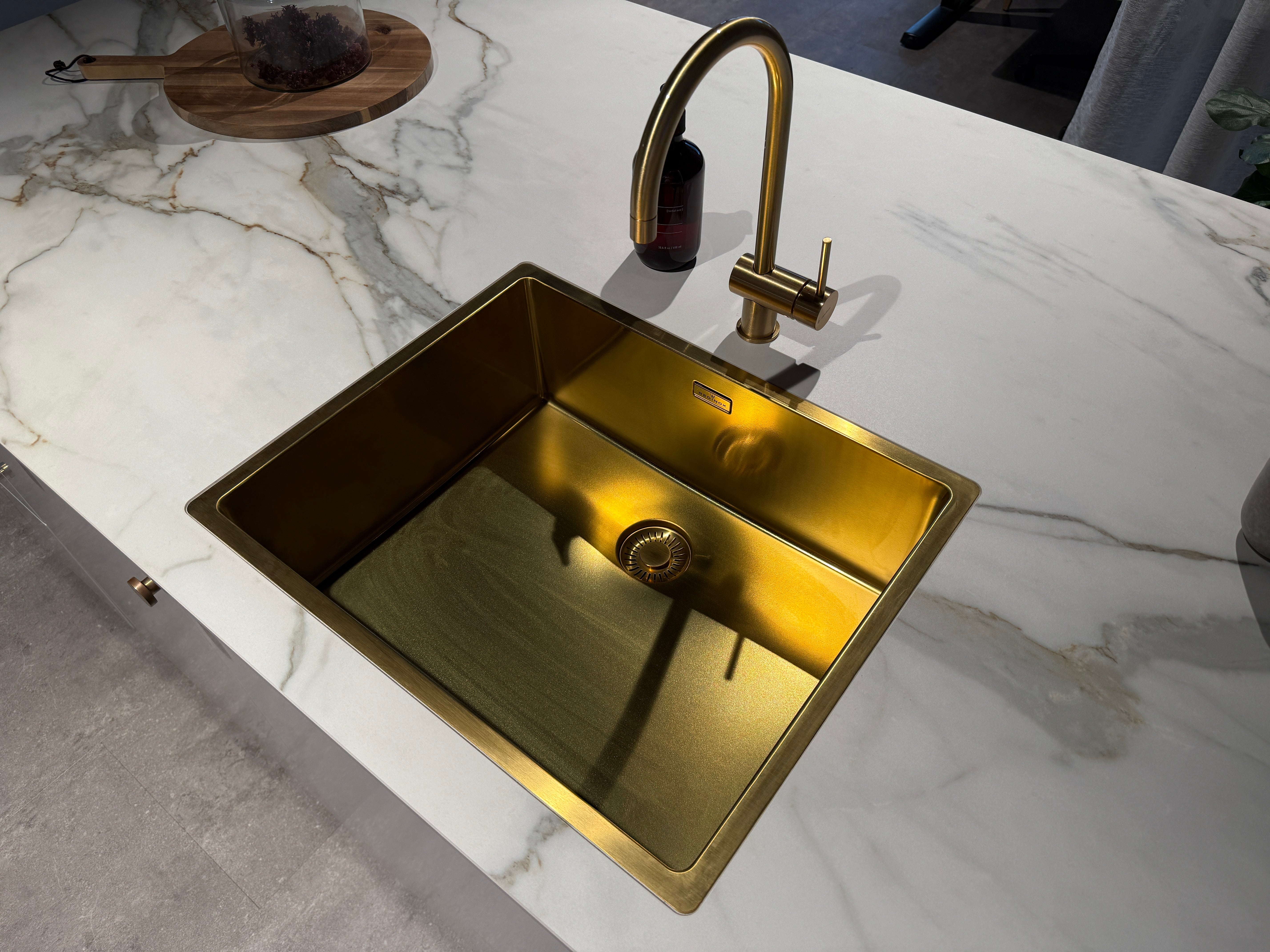 02768 - Moderne schiereiland keuken