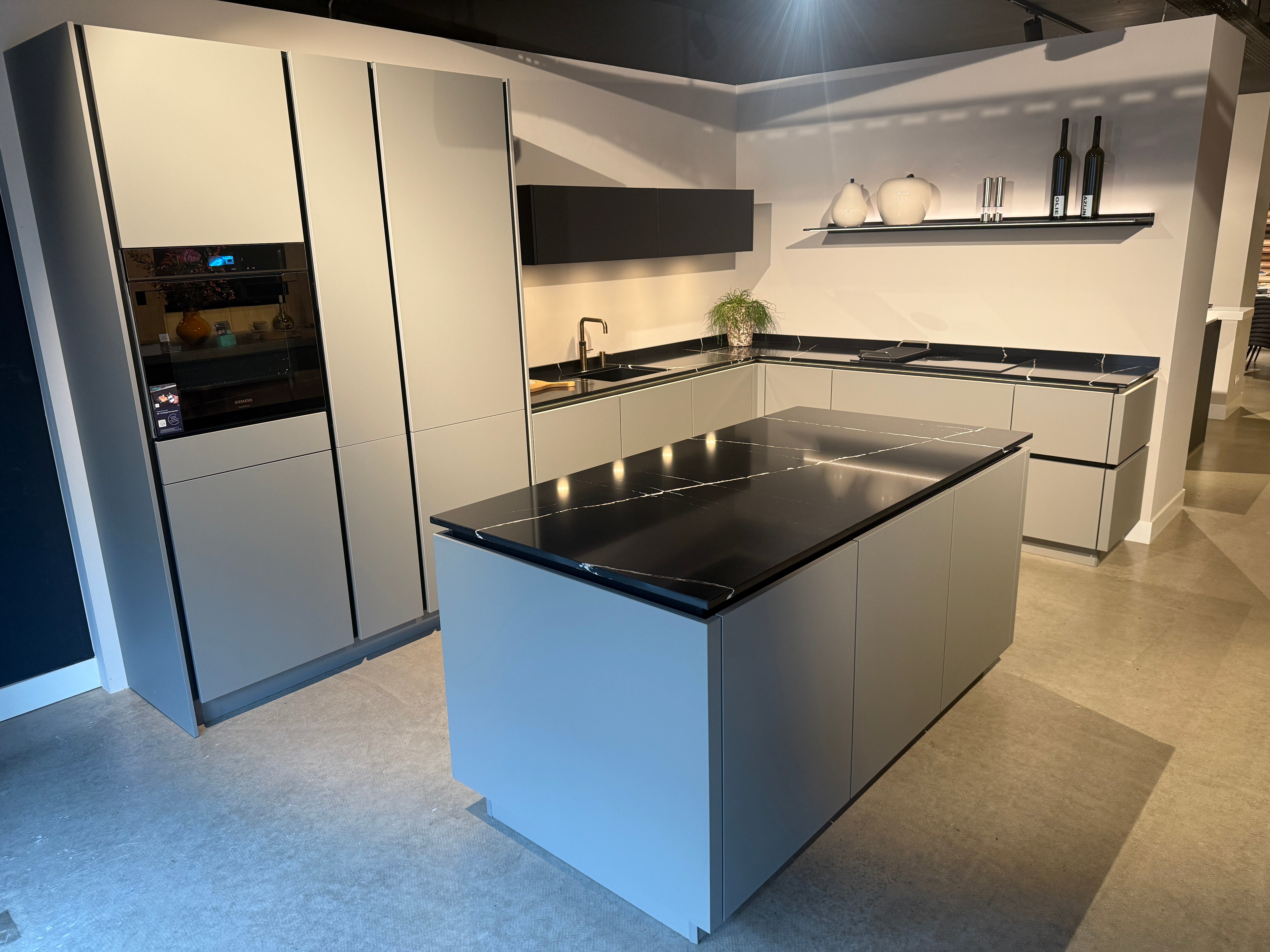 03058 - Grijze eilandkeuken