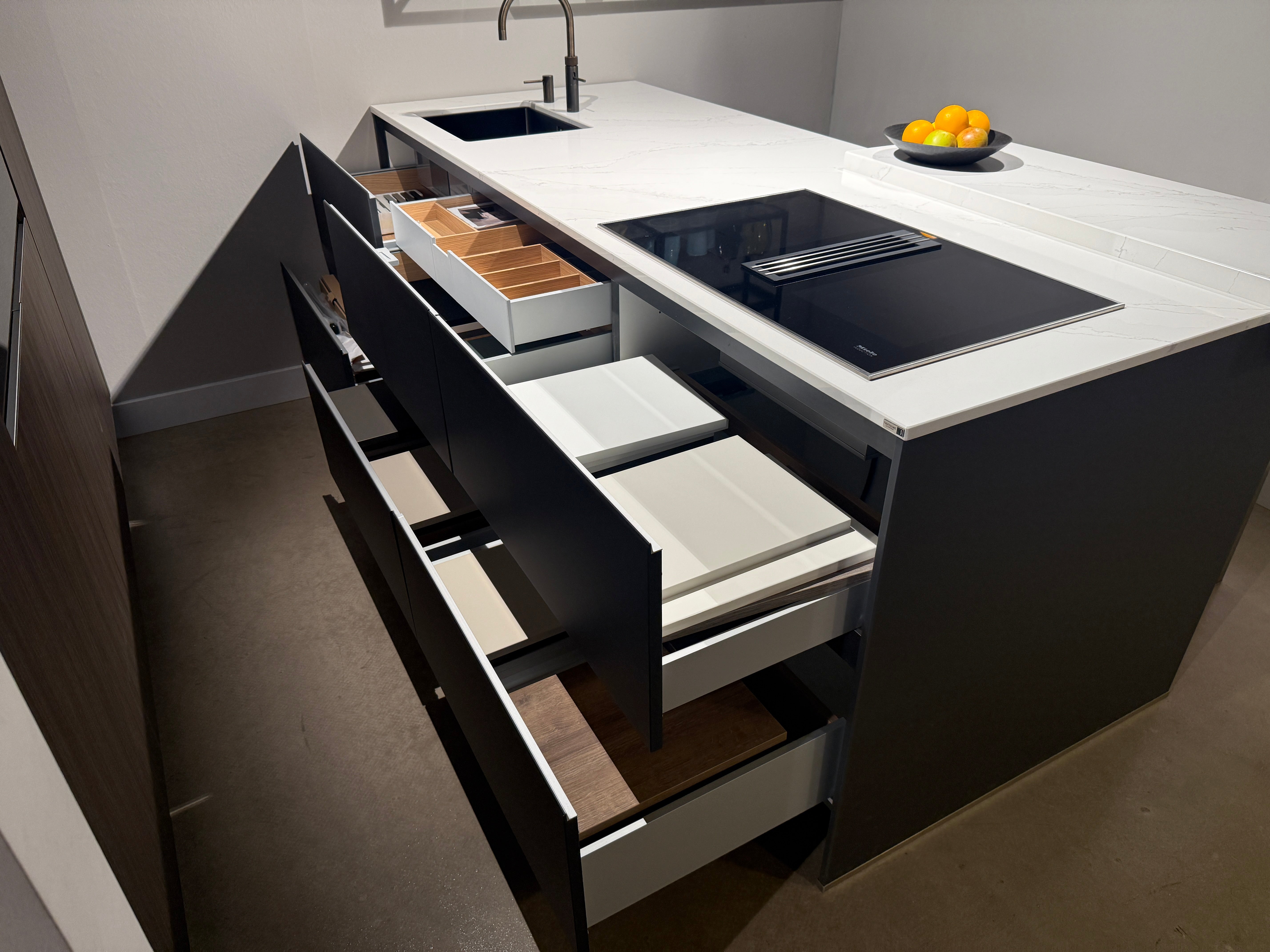 03060 - Donker eiken fineer eilandkeuken