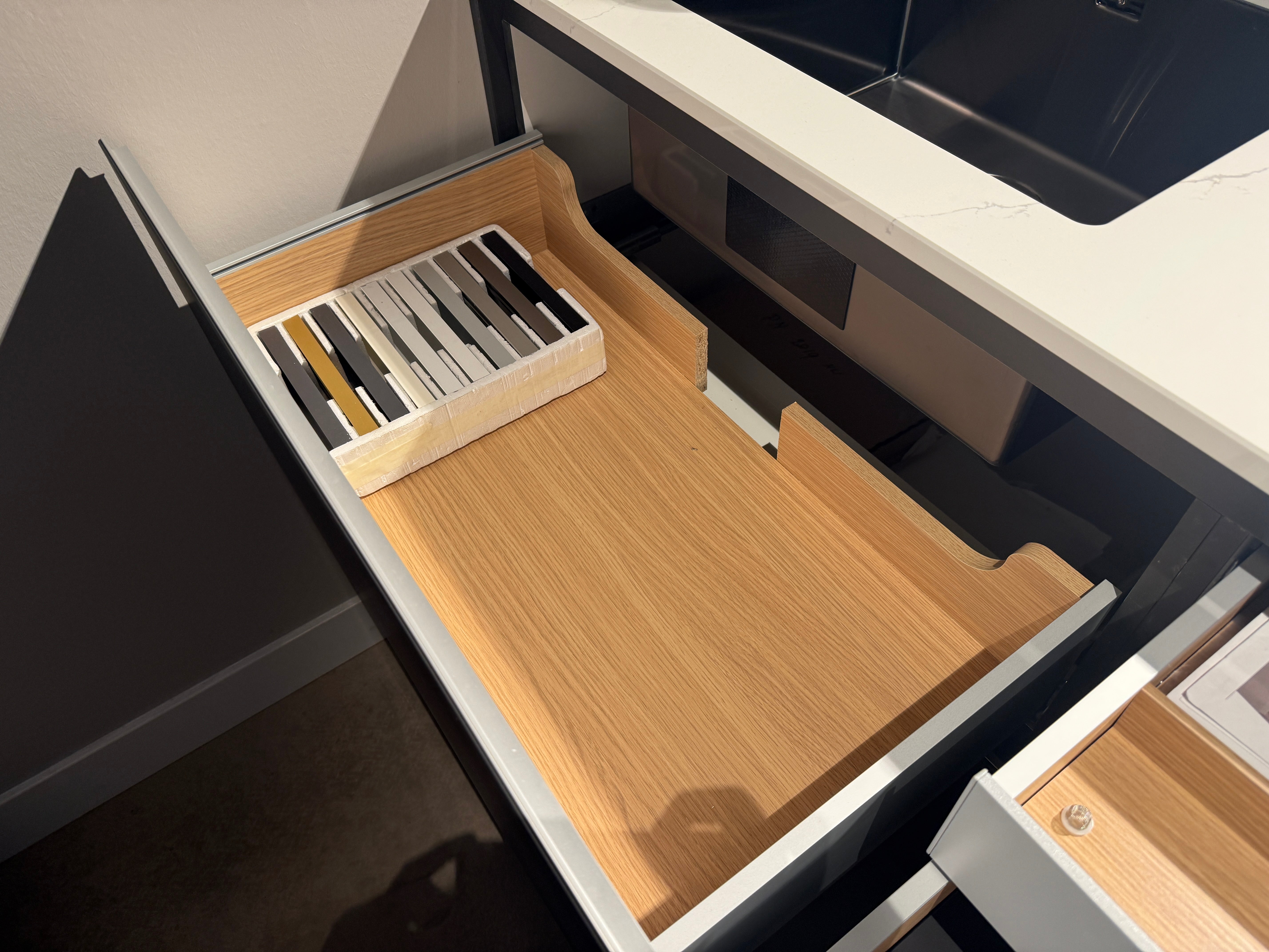 03060 - Donker eiken fineer eilandkeuken