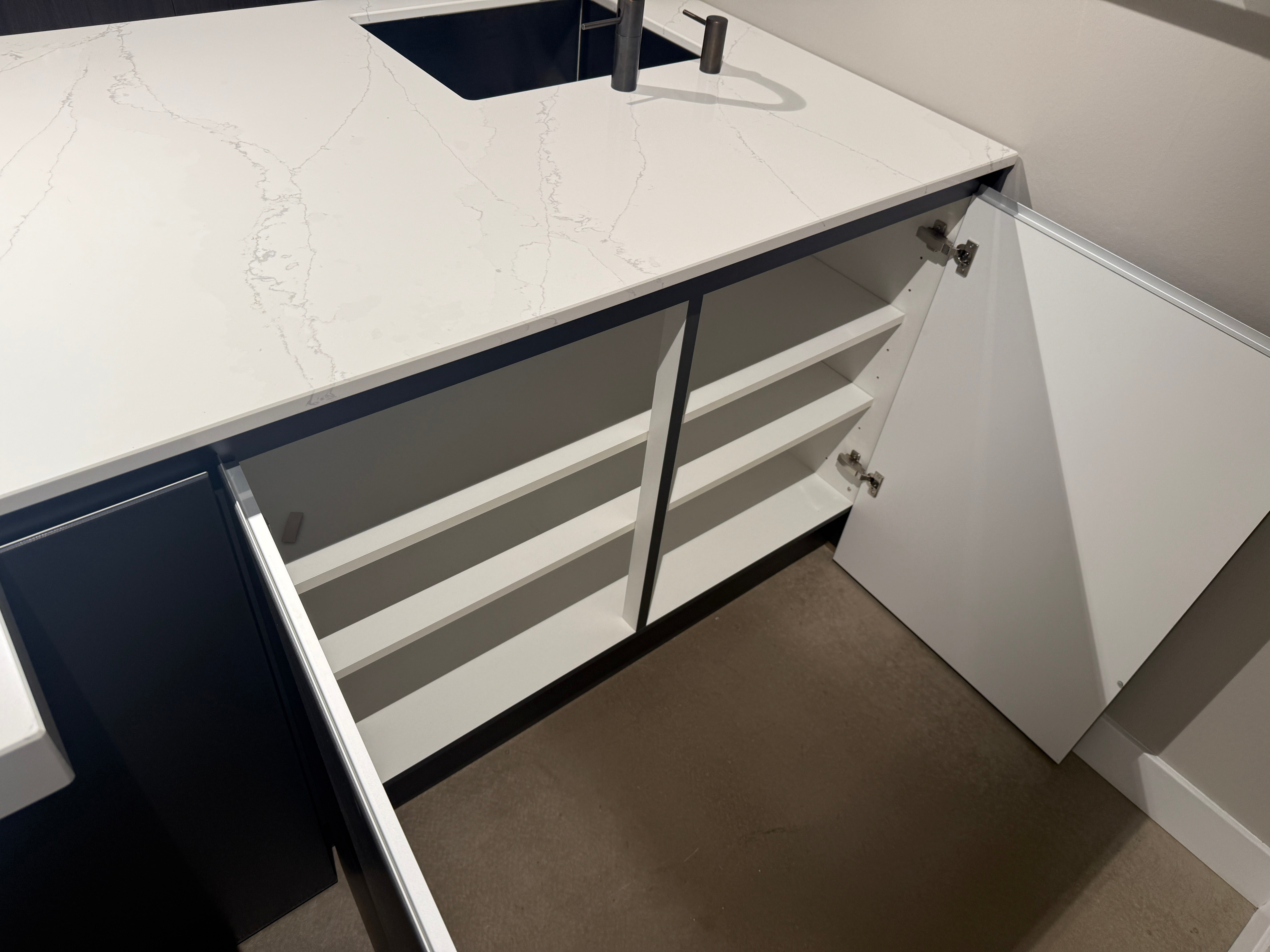 03060 - Donker eiken fineer eilandkeuken