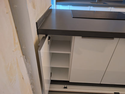 03020 - Wit schiereiland met grijze kastenwand