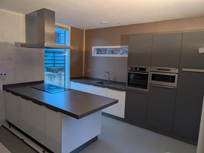 03020 - Wit schiereiland met grijze kastenwand