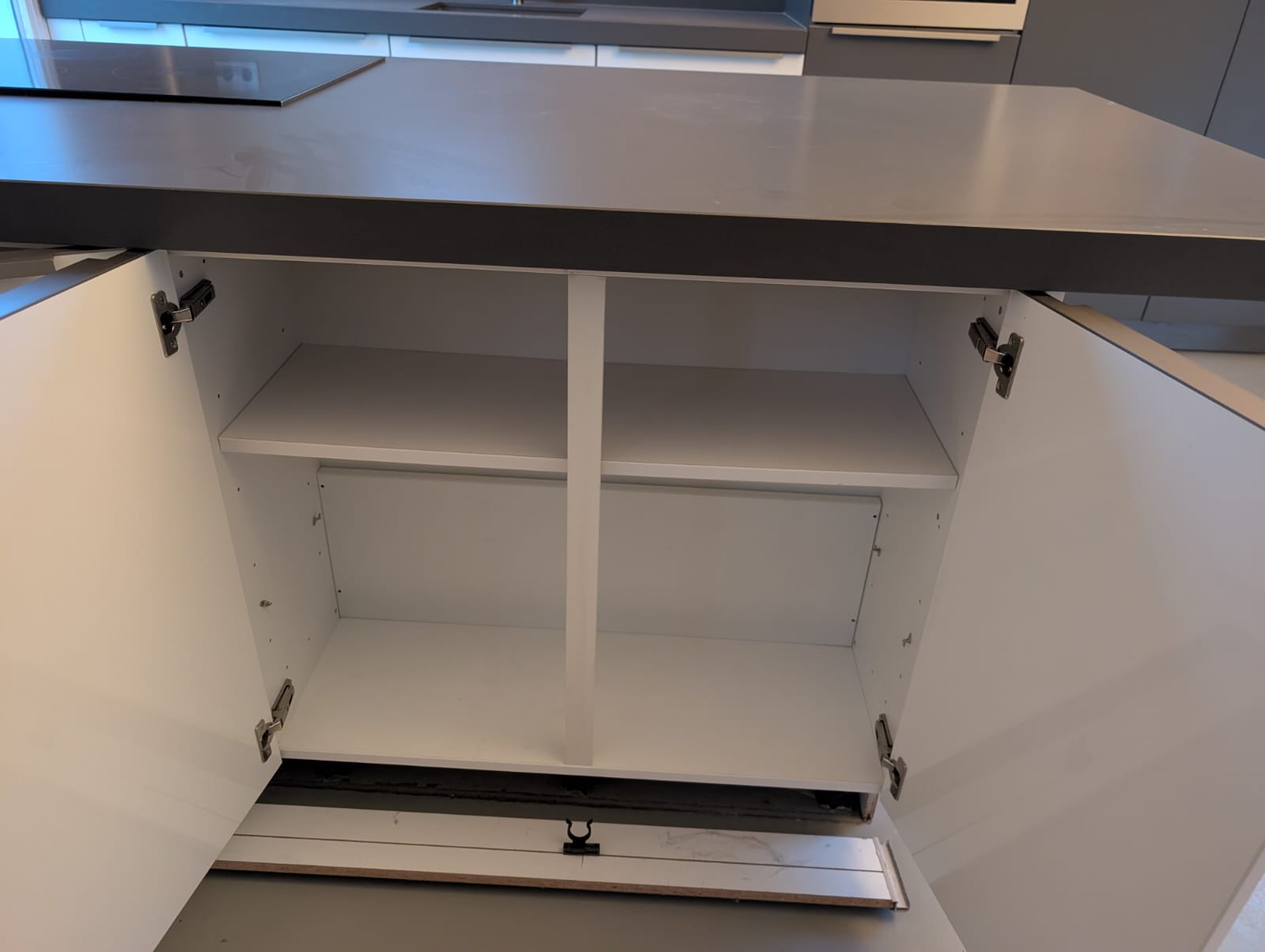 03020 - Wit schiereiland met grijze kastenwand