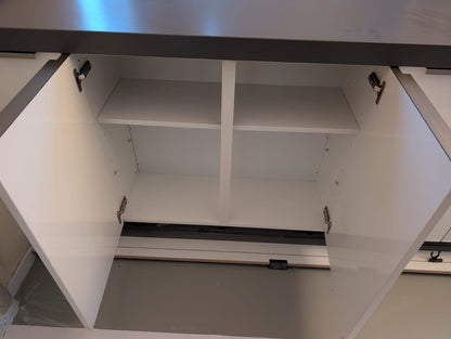 03020 - Wit schiereiland met grijze kastenwand