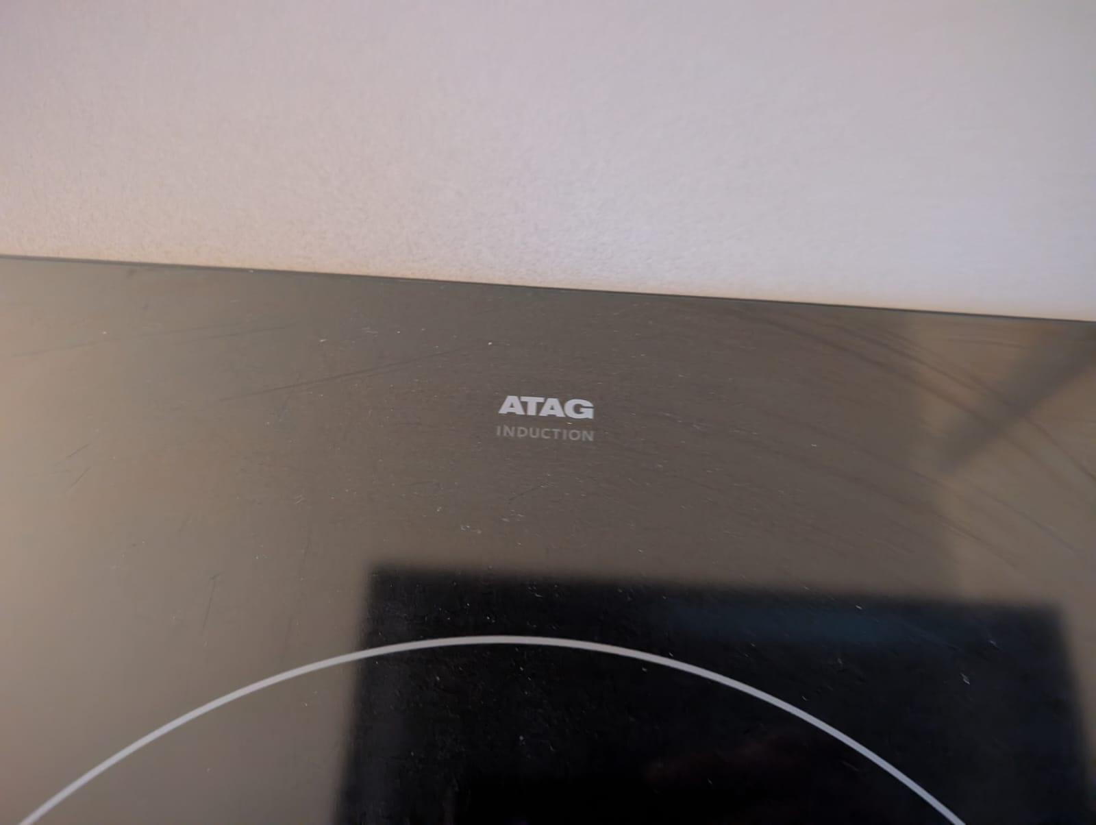 03020 - Wit schiereiland met grijze kastenwand