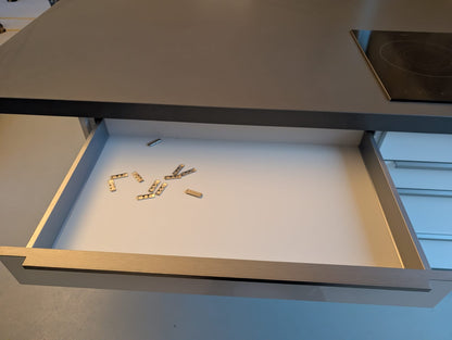 03020 - Wit schiereiland met grijze kastenwand