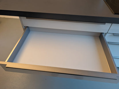 03020 - Wit schiereiland met grijze kastenwand