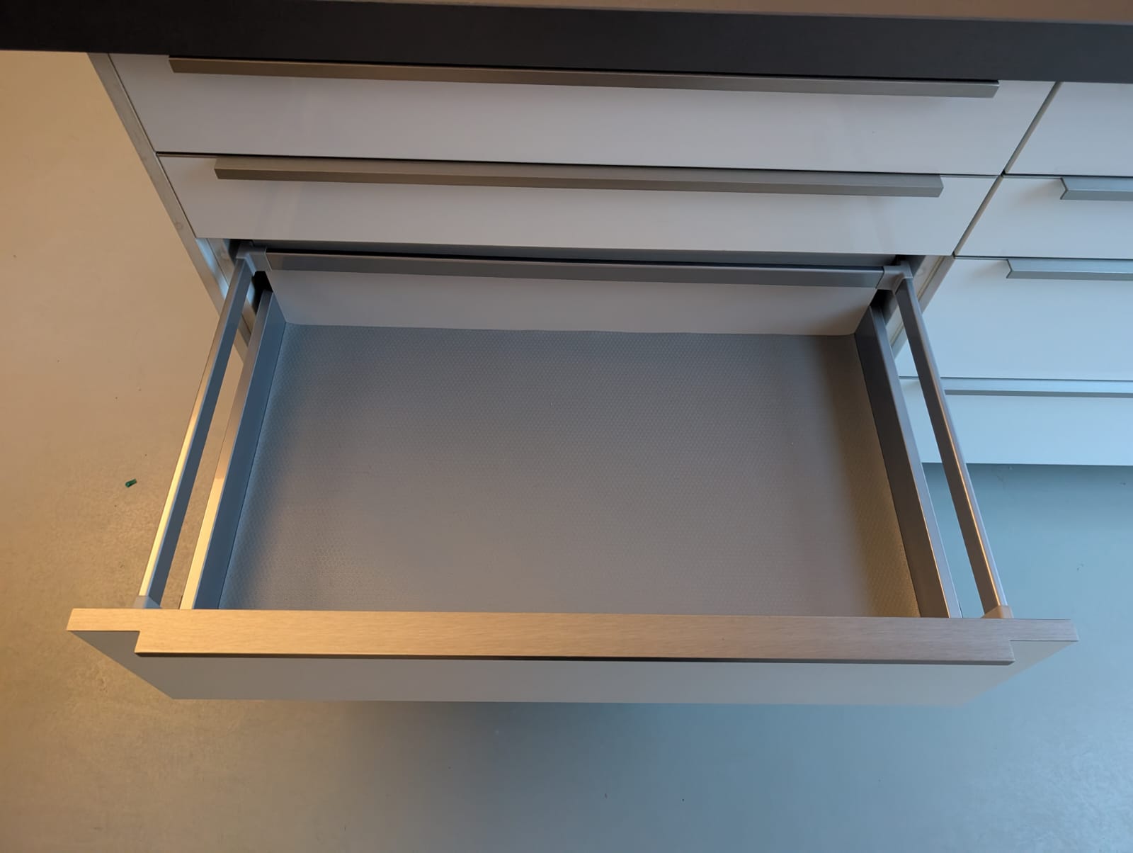 03020 - Wit schiereiland met grijze kastenwand