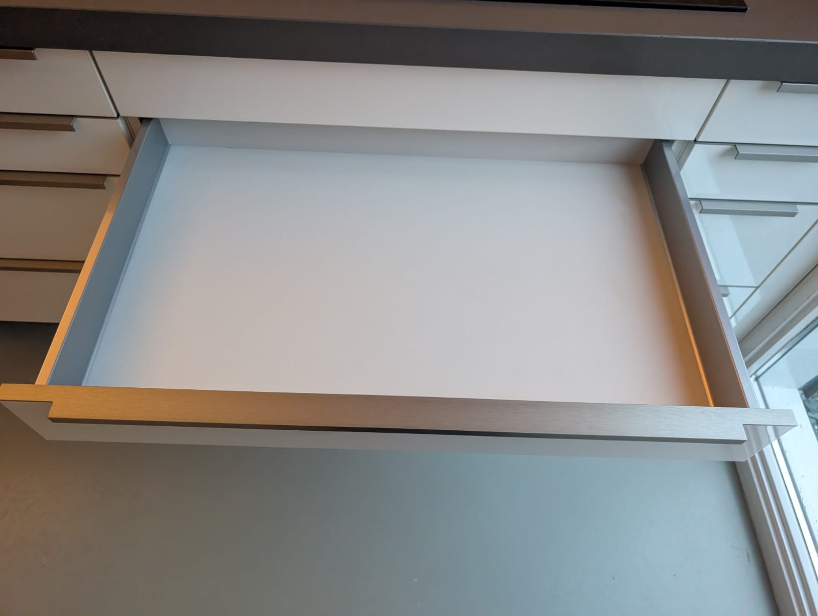 03020 - Wit schiereiland met grijze kastenwand