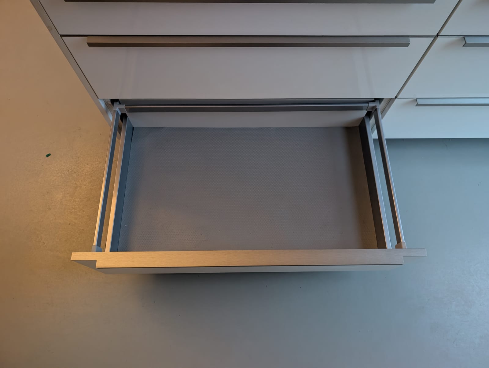 03020 - Wit schiereiland met grijze kastenwand