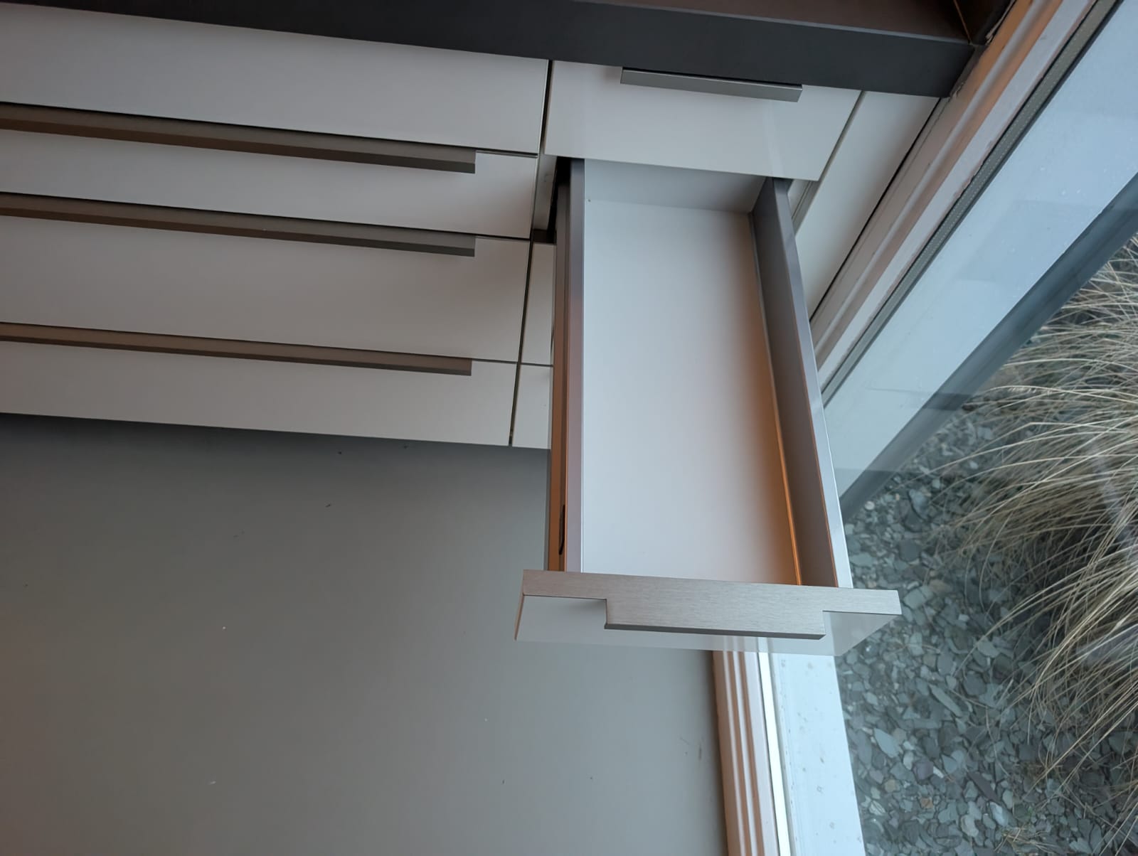 03020 - Wit schiereiland met grijze kastenwand