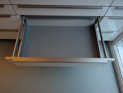 03020 - Wit schiereiland met grijze kastenwand