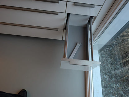 03020 - Wit schiereiland met grijze kastenwand