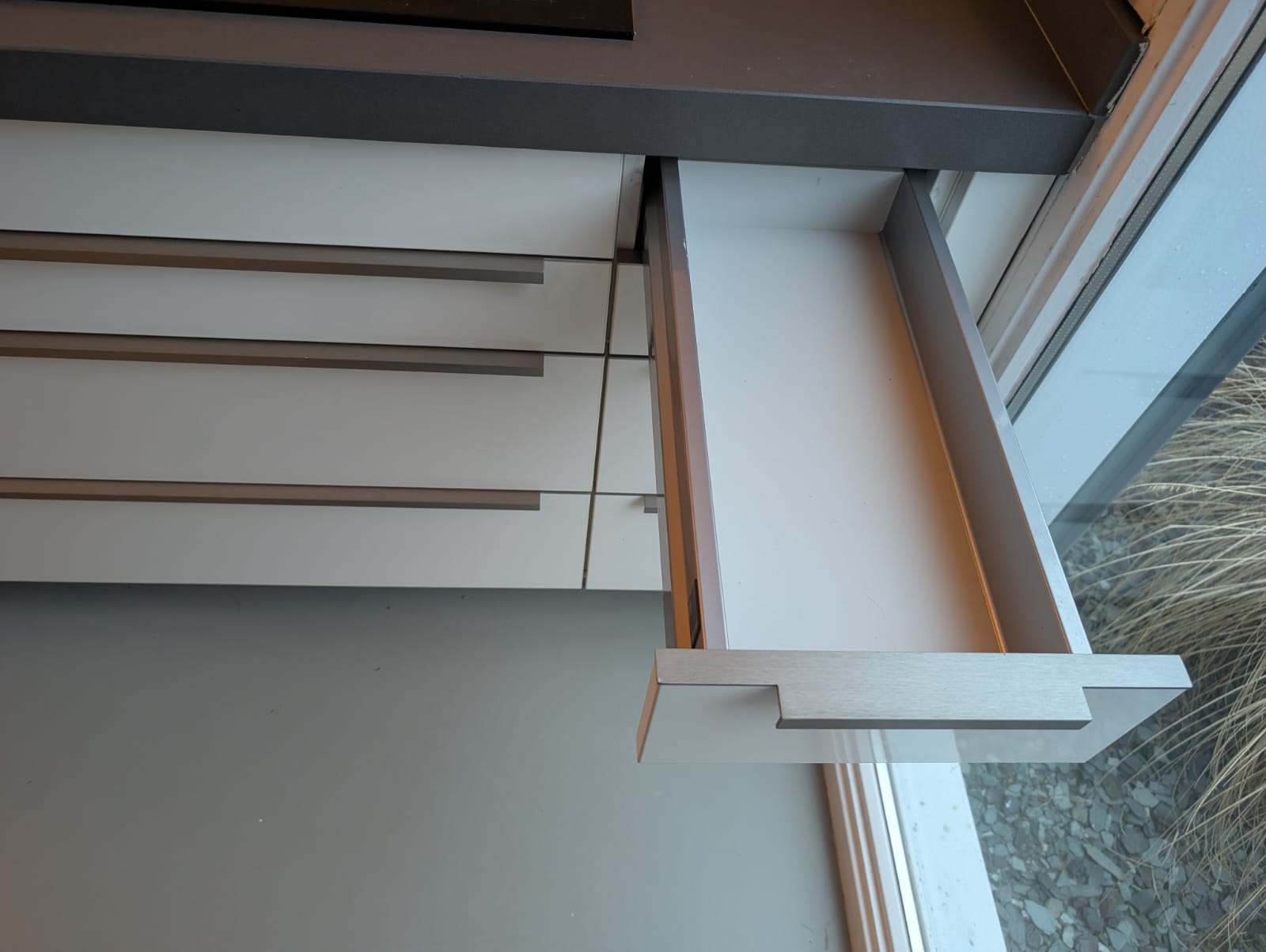 03020 - Wit schiereiland met grijze kastenwand