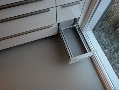 03020 - Wit schiereiland met grijze kastenwand