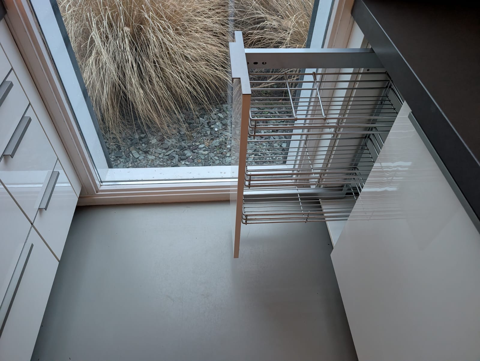 03020 - Wit schiereiland met grijze kastenwand