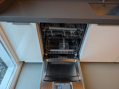 03020 - Wit schiereiland met grijze kastenwand