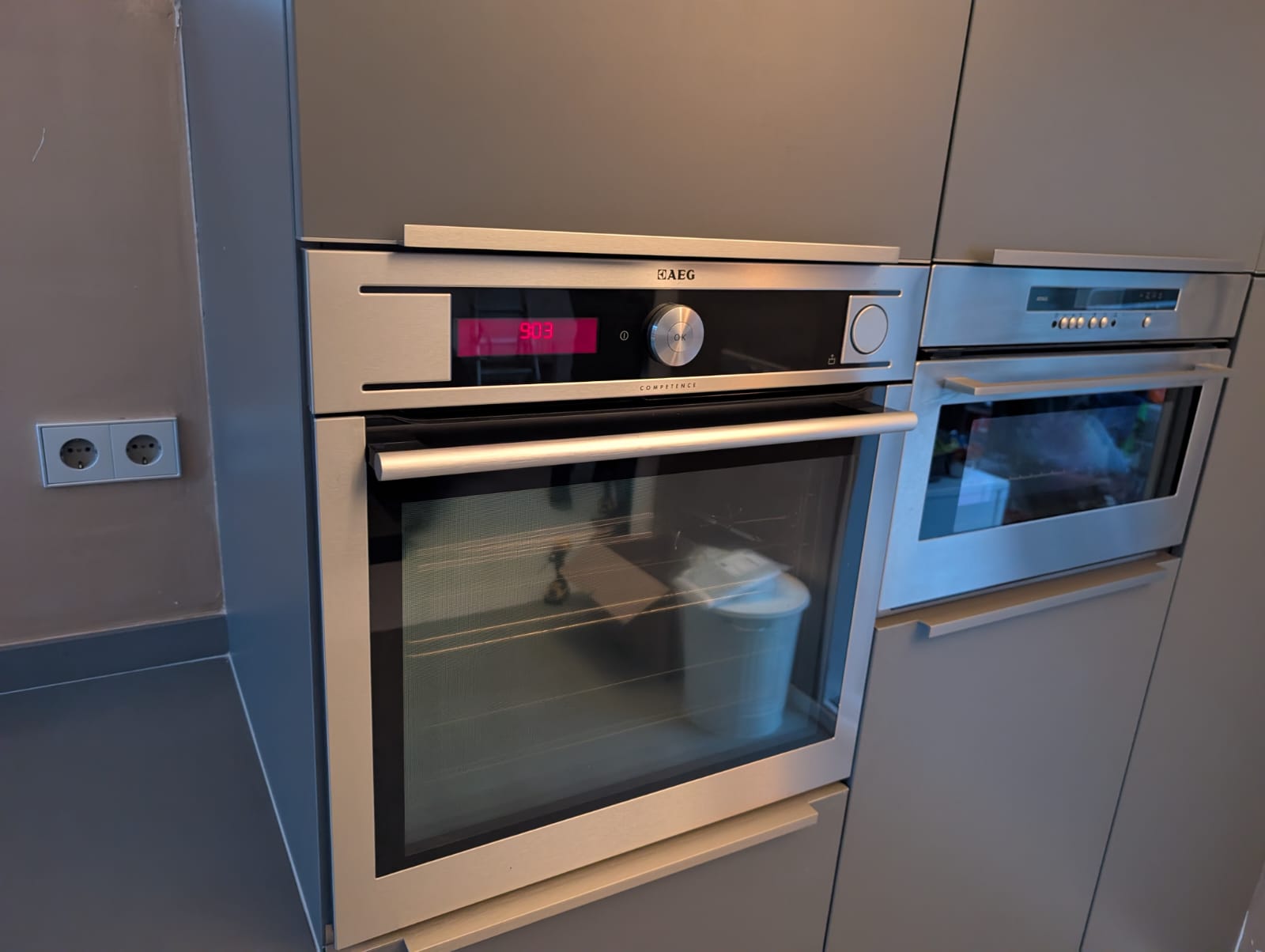 03020 - Wit schiereiland met grijze kastenwand