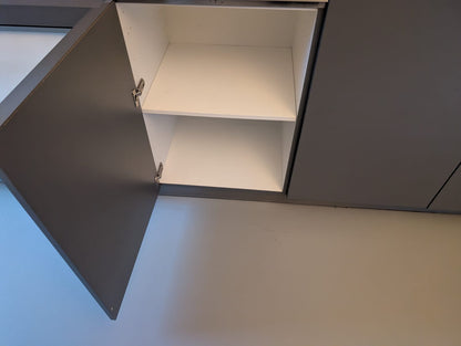 03020 - Wit schiereiland met grijze kastenwand