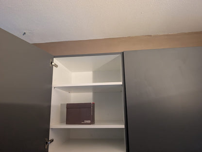 03020 - Wit schiereiland met grijze kastenwand