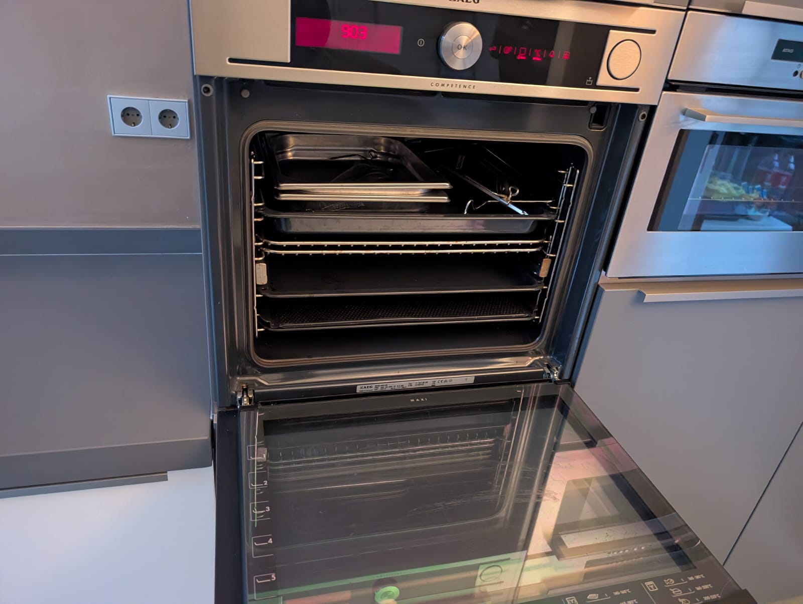 03020 - Wit schiereiland met grijze kastenwand