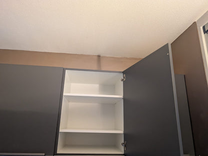 03020 - Wit schiereiland met grijze kastenwand