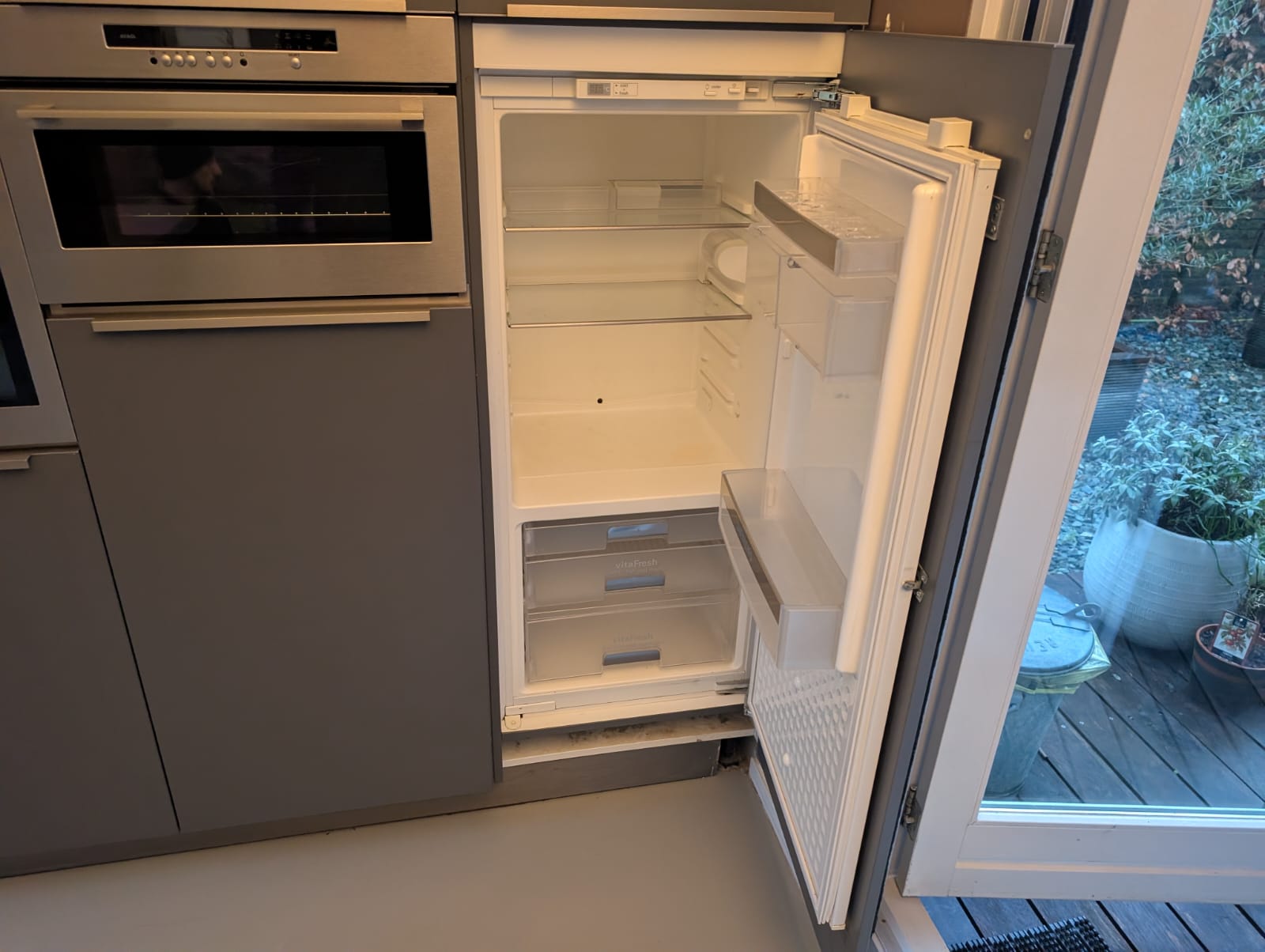 03020 - Wit schiereiland met grijze kastenwand