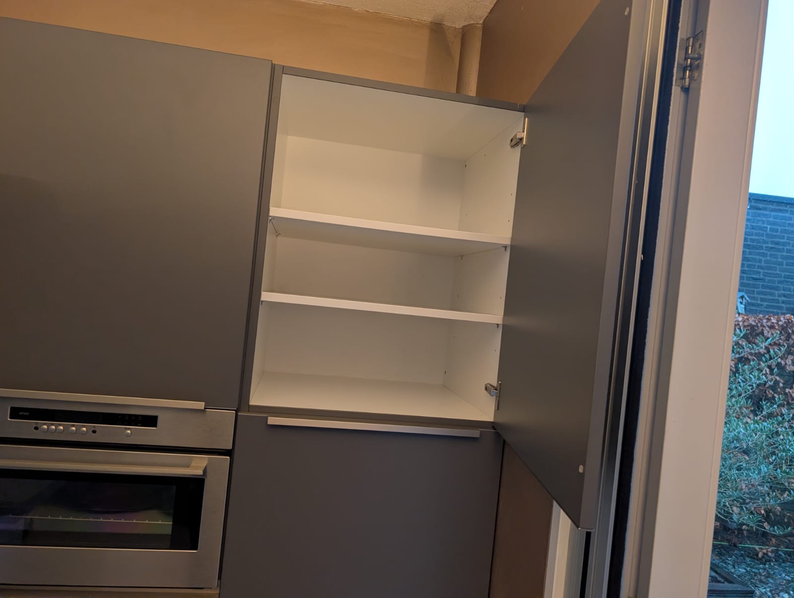 03020 - Wit schiereiland met grijze kastenwand