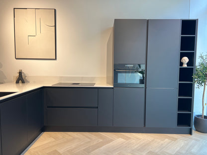 03371 - Mat zwarte schiereiland keuken